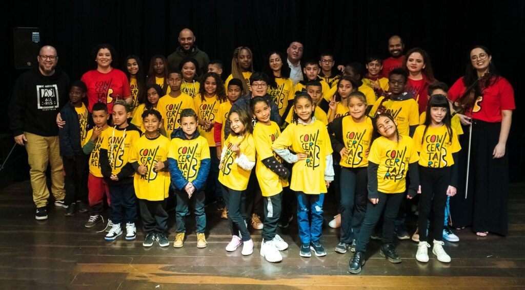 Alunos e professores da Orquestra de Cordas Concertare no 1º Recital do projeto